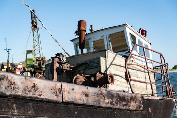 Terk edilmiş kalıntıları eski bina rock