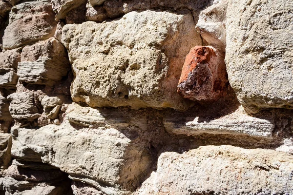 Terk edilmiş kalıntıları eski bina rock — Stok fotoğraf