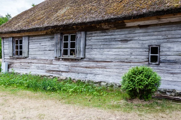 Verlassene Ruinen eines alten Holzbaus — Stockfoto