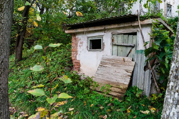 Ruínas abandonadas do antigo edifício rochoso — Fotografia de Stock