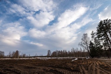 alanları ülkede beyaz bulutlar ile mavi gökyüzü altında