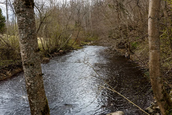 Reflets de nuages dans l'eau de la rivière — Photo