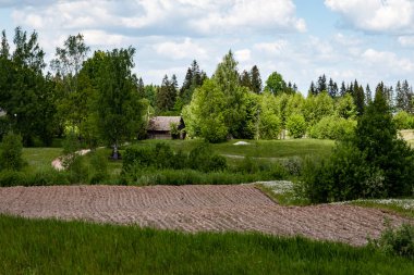 alanları ülkede beyaz bulutlar ile mavi gökyüzü altında