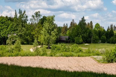alanları ülkede beyaz bulutlar ile mavi gökyüzü altında