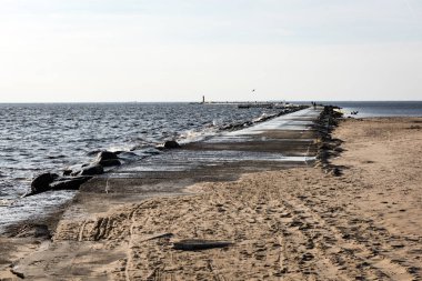 Sabahları bir kayalık sahil plaj görünümünü.