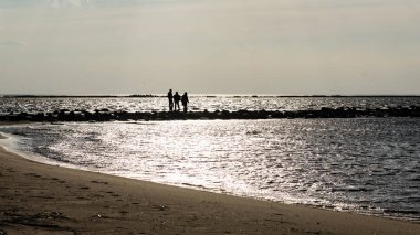 Anonim kişi bir kum rüzgarlı Sahilde yürürken