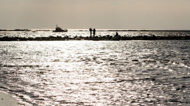 Anonim kişi bir kum rüzgarlı Sahilde yürürken