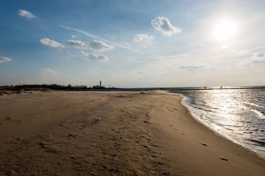 Sabahları bir kayalık sahil plaj görünümünü.
