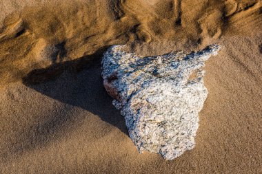 Sabahları bir kayalık sahil plaj görünümünü.