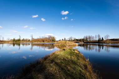 Göl üzerinde renkli bulutlar