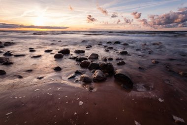 Sabahları bir kayalık sahil plaj görünümünü.