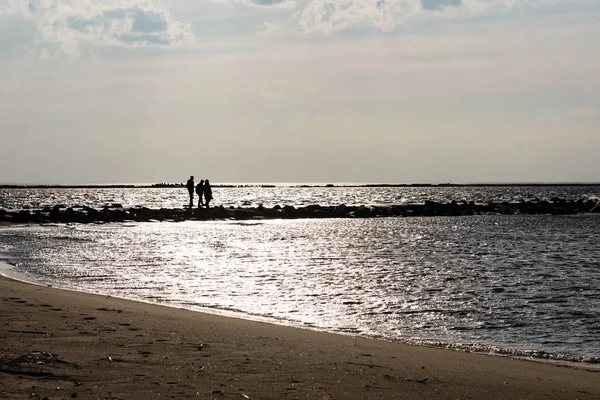 Anonimowa osoba piesze na piasku na wietrznej plaży — Zdjęcie stockowe