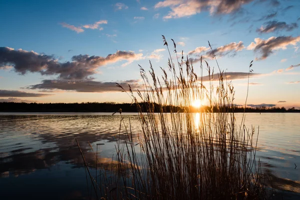 Lever de soleil spectaculaire sur la rivière calme — Photo