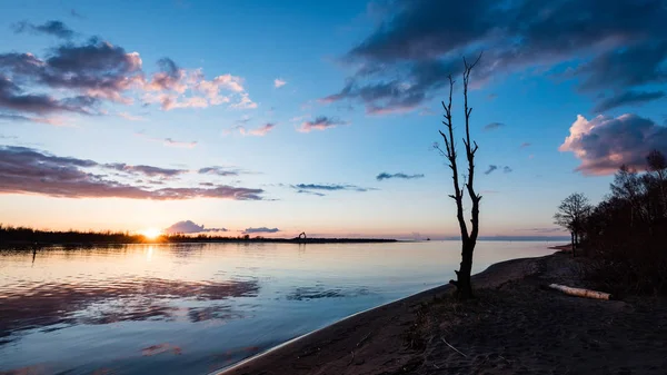 Dramático nascer do sol sobre o rio calmo — Fotografia de Stock