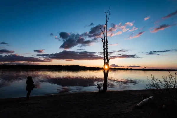 Matahari terbit dramatis di atas sungai yang tenang — Stok Foto