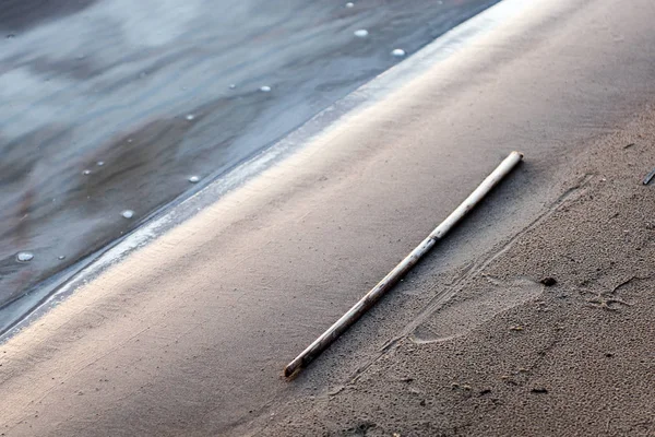 Rotsachtig strand met zand en kiezels — Stockfoto