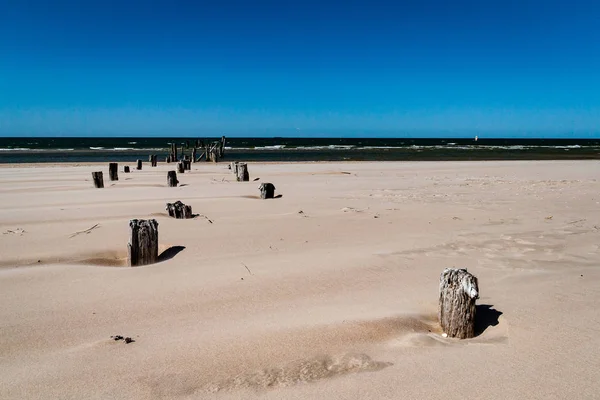 Vue sur une plage de côte rocheuse le matin . — Photo