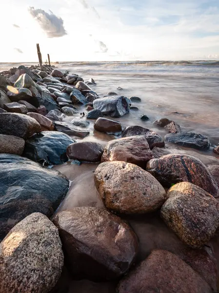 Pohled na skalnaté pobřeží pláže ráno. — Stock fotografie