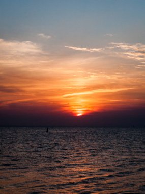 Sabahları bir kayalık sahil plaj görünümünü.