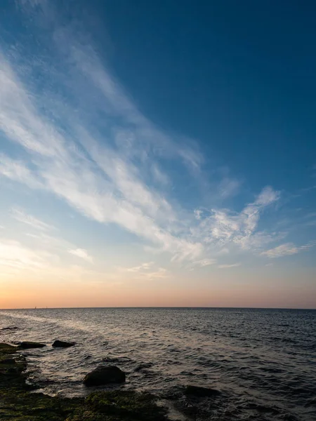 Widok na skaliste wybrzeże plaża rano. — Zdjęcie stockowe