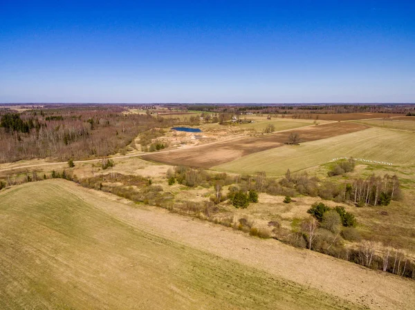 DRONY obrázek. Letecký pohled na venkovské oblasti s poli a lesy — Stock fotografie