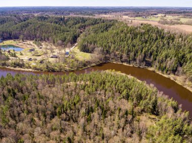 Drone görüntü. Gauja Nehri'nin havadan görünümü