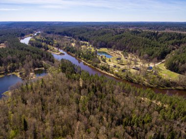 Drone görüntü. Gauja Nehri'nin havadan görünümü