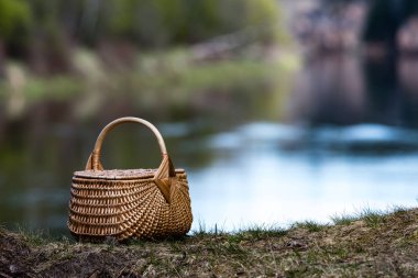 Orman nehir önünde ahşap dokuma sepeti
