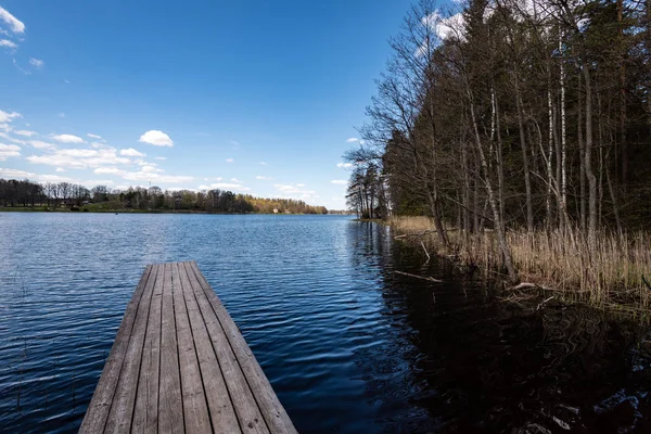 ボードウォークと湖の雲の反射 — ストック写真