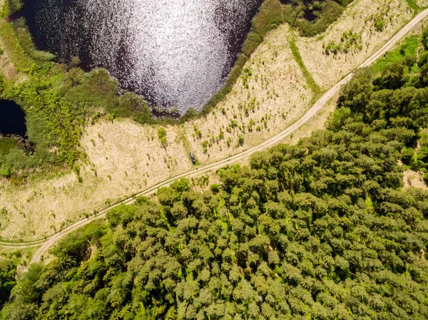 Imagem de drone. vista aérea da zona rural com floresta e lago de pântano — Fotografia de Stock
