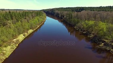 Düşük düzey hava sinek Gauja Nehri üzerinde