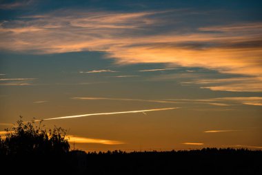 soyut renkli kırık bulutlar gökyüzü günbatımı