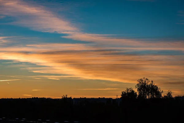 Abstrakt gefärbter Sonnenuntergangshimmel mit gebrochenen Wolken — Stockfoto