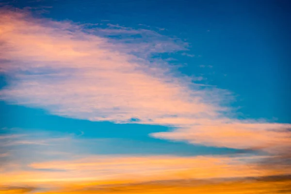 Astratto cielo colorato tramonto con nuvole rotte — Foto Stock