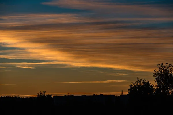 Abstrakta färgade solnedgång himlen med brutna moln — Stockfoto
