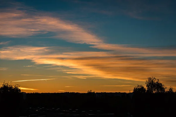 Abstrakta färgade solnedgång himlen med brutna moln — Stockfoto