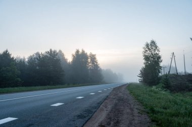 Yaz aylarında kırsalında boş yol