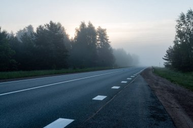 Yaz aylarında kırsalında boş yol