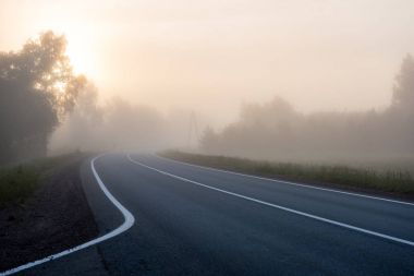 Yaz aylarında kırsalında boş yol