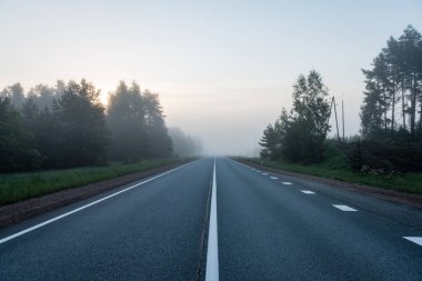 Yaz aylarında kırsalında boş yol