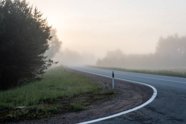Yaz aylarında kırsalında boş yol