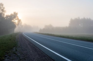 Yaz aylarında kırsalında boş yol