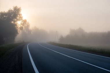 Yaz aylarında kırsalında boş yol