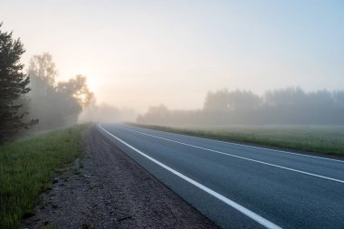 Yaz aylarında kırsalında boş yol