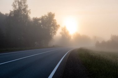 Yaz aylarında kırsalında boş yol
