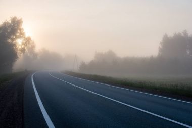 Yaz aylarında kırsalında boş yol