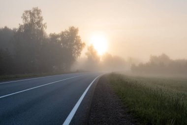 Yaz aylarında kırsalında boş yol
