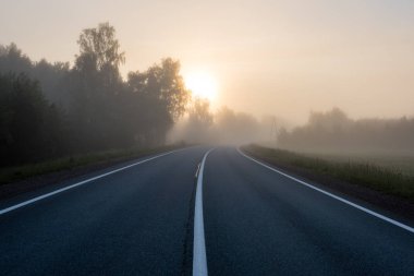 Yaz aylarında kırsalında boş yol