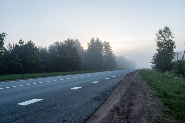 Pusta droga na wsi w okresie letnim — Zdjęcie stockowe