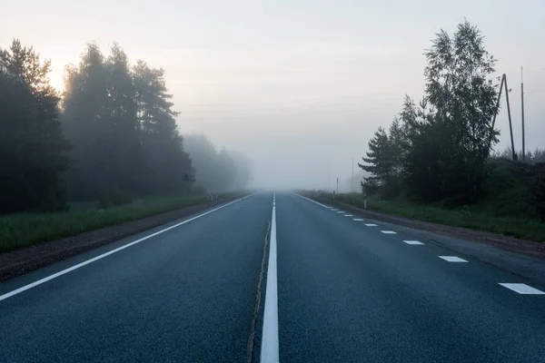 Yaz aylarında kırsalında boş yol — Stok fotoğraf